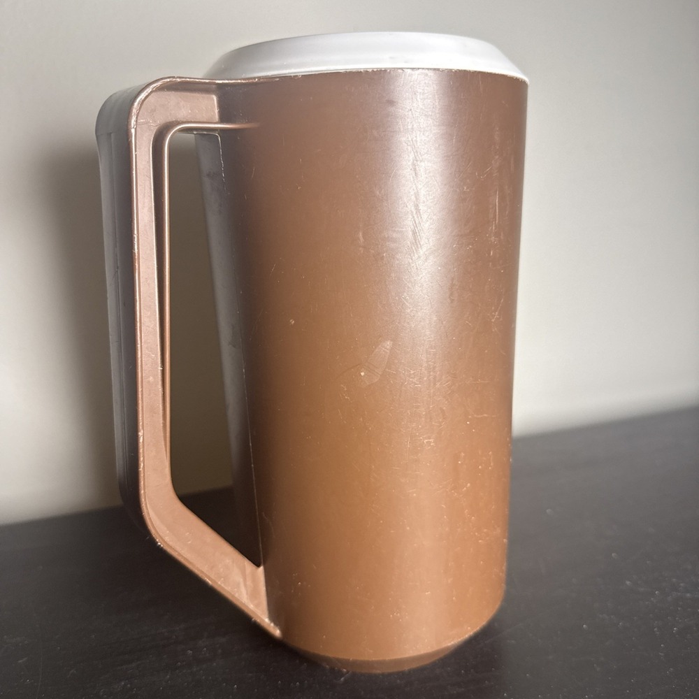 Vintage Brown W/ White Lid Rubbermaid 2.25 Quarts Pitcher - Picture 4 of 14